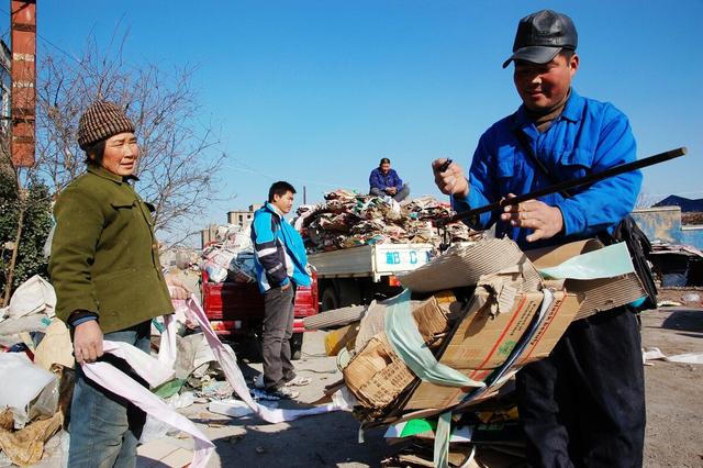 廣東老板開(kāi)超市，利用“廢品回收”，年賺80萬(wàn)，玩的就是套路